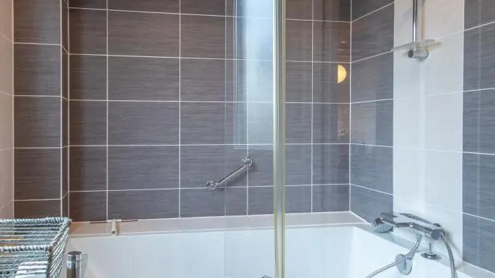 Salle de bain, chambre 1
Baignoire avec douche