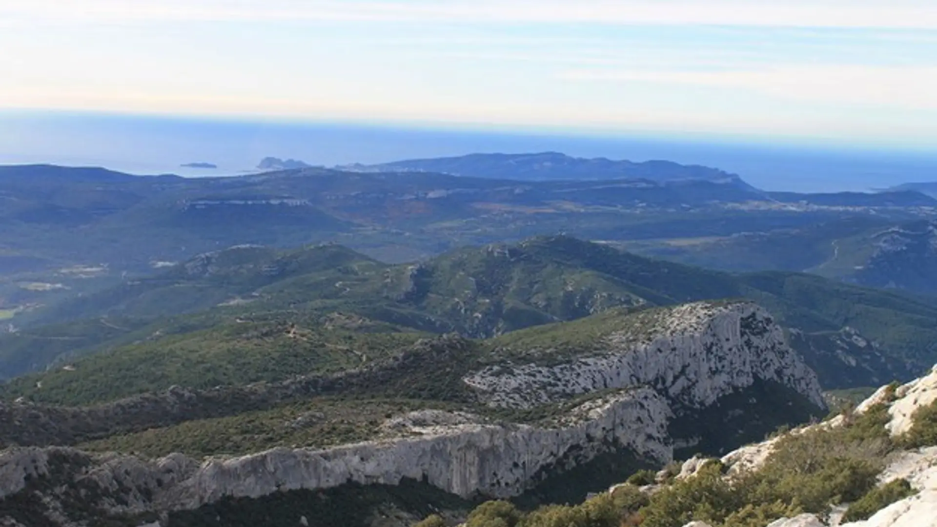 La vue vers le sud depuis les crêtes