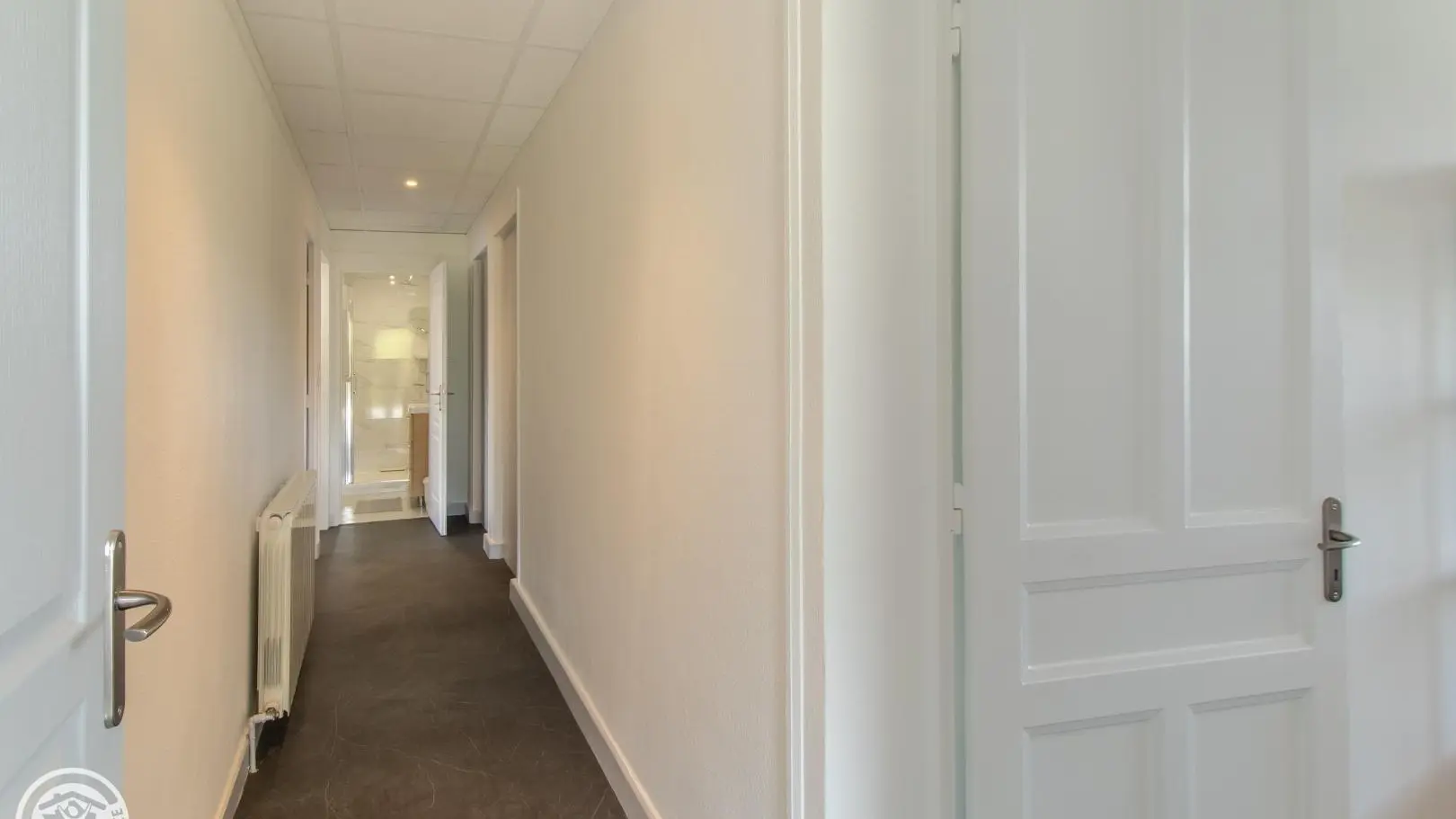 Couloir côté chambre 2 et salle d'eau