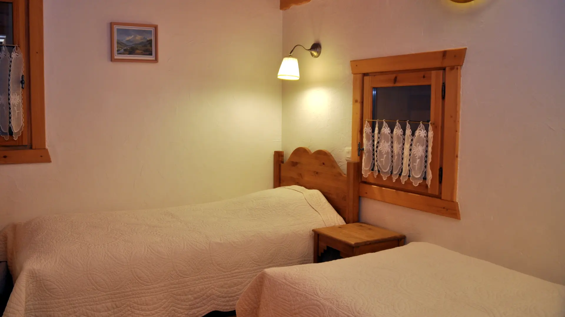 Vue sur la deuxième chambre avec 2 lits simples