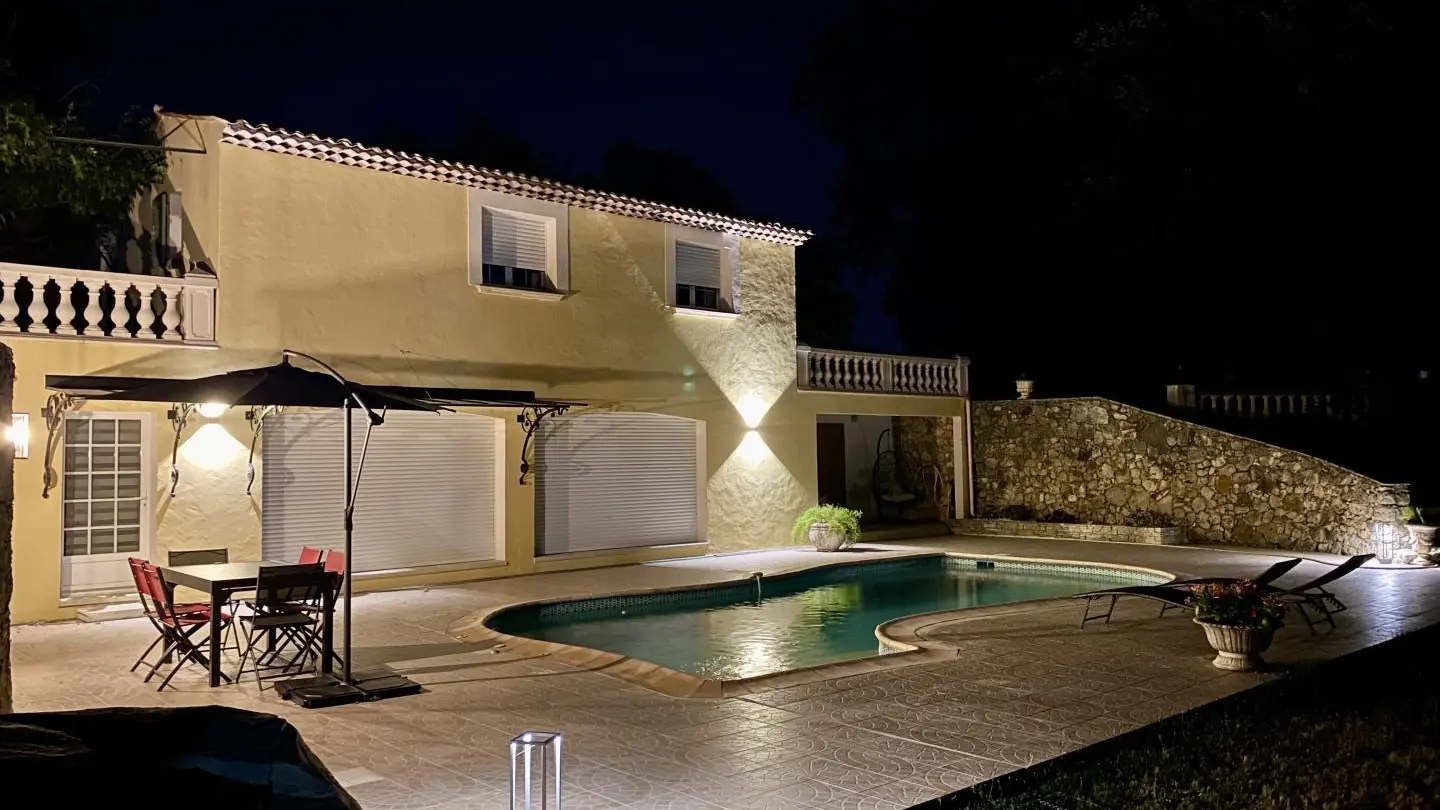 Villa Reflets du Sud - Vue extérieure de  nuit - Gîtes de France Alpes-Maritimes