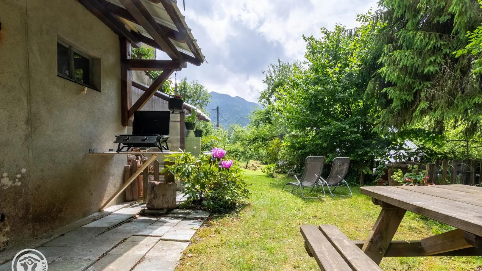 Espace extérieur communs aux gîtes avec plancha et barbecue