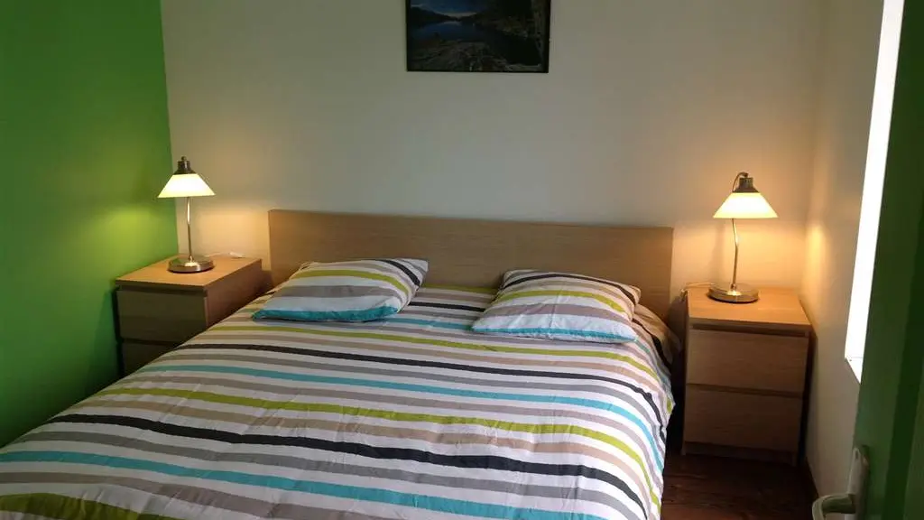 La chambre verte avec un grand lit de 160 cm.(1er étage)