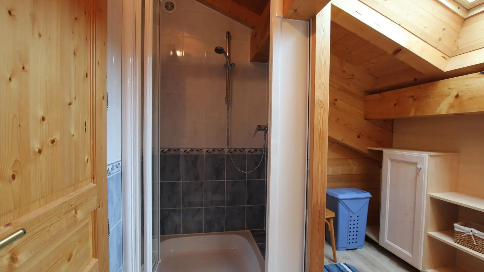 salle de bains à l'étage (douche, vasque). 1 deuxième WC séparé se trouve à coté de la salle d'eau