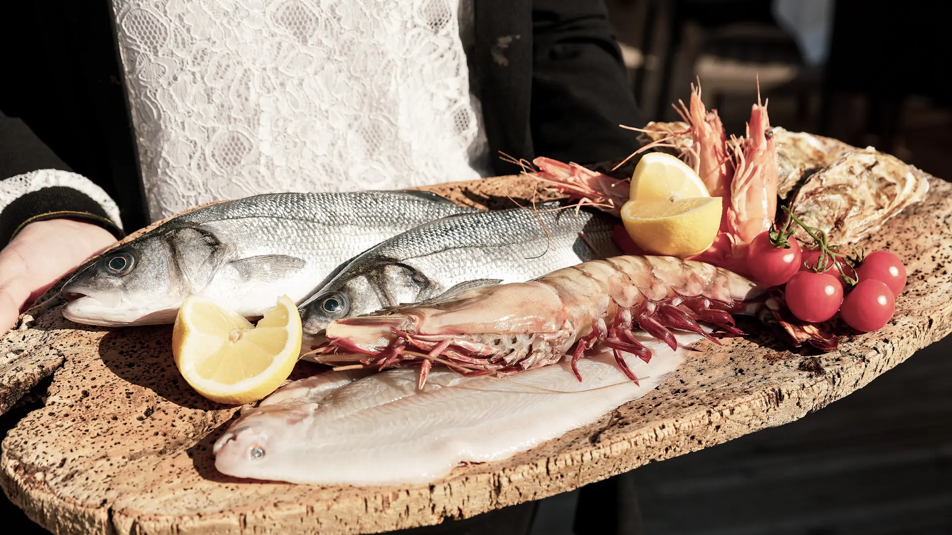 3-La MayssaBeach, restaurant Villefranche-sur-mer, restaurant poisson, cuisine méditerranéenne, terrasse au soleil, cocktails Villefranche-sur-mer, restaurant au soleil, cuisine méditerranéenne, restaurant moderne, nice view, poissons, pêche du jour