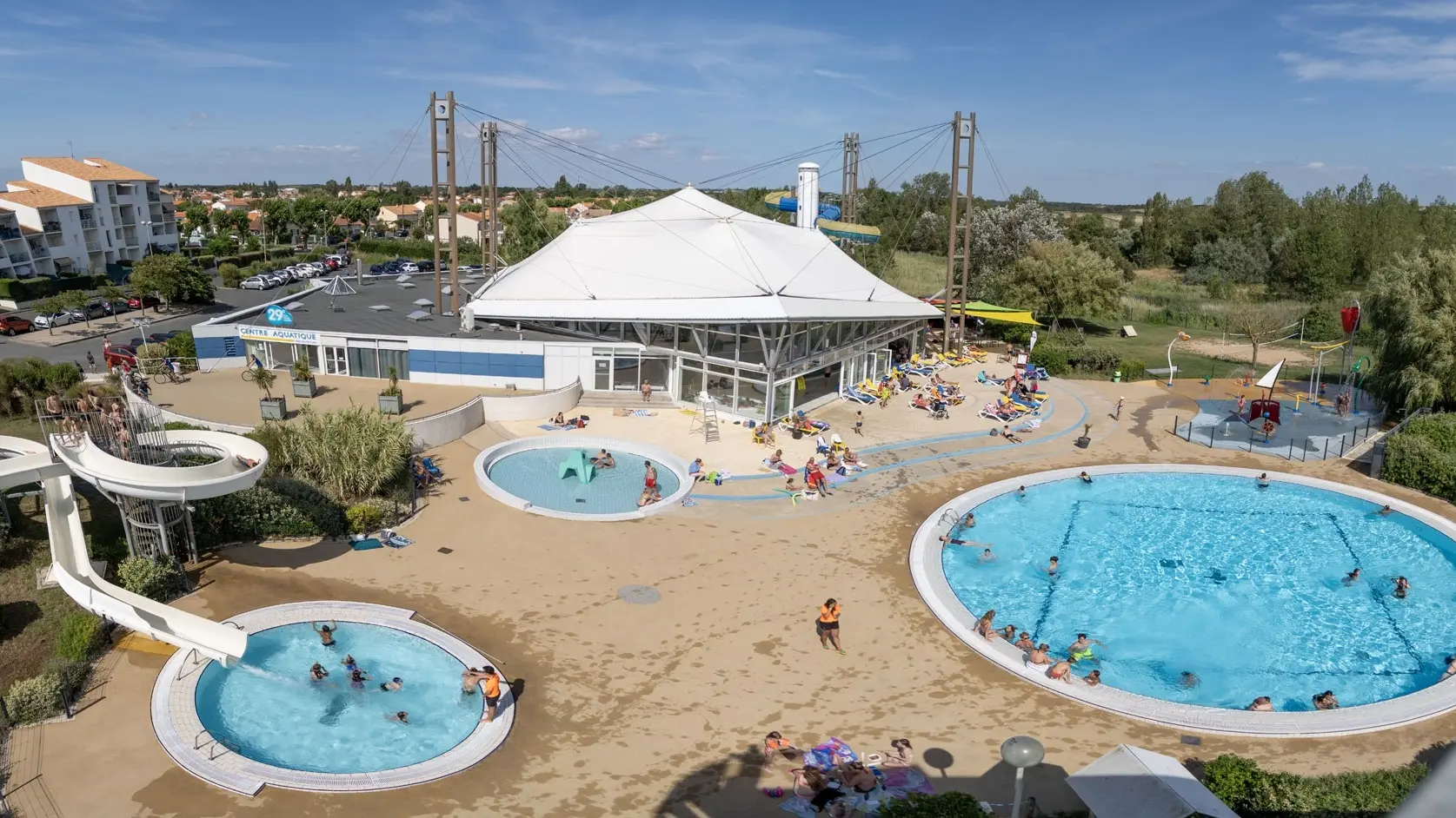 Vue aérienne du centre aquatique de Châtelaillon-Plage