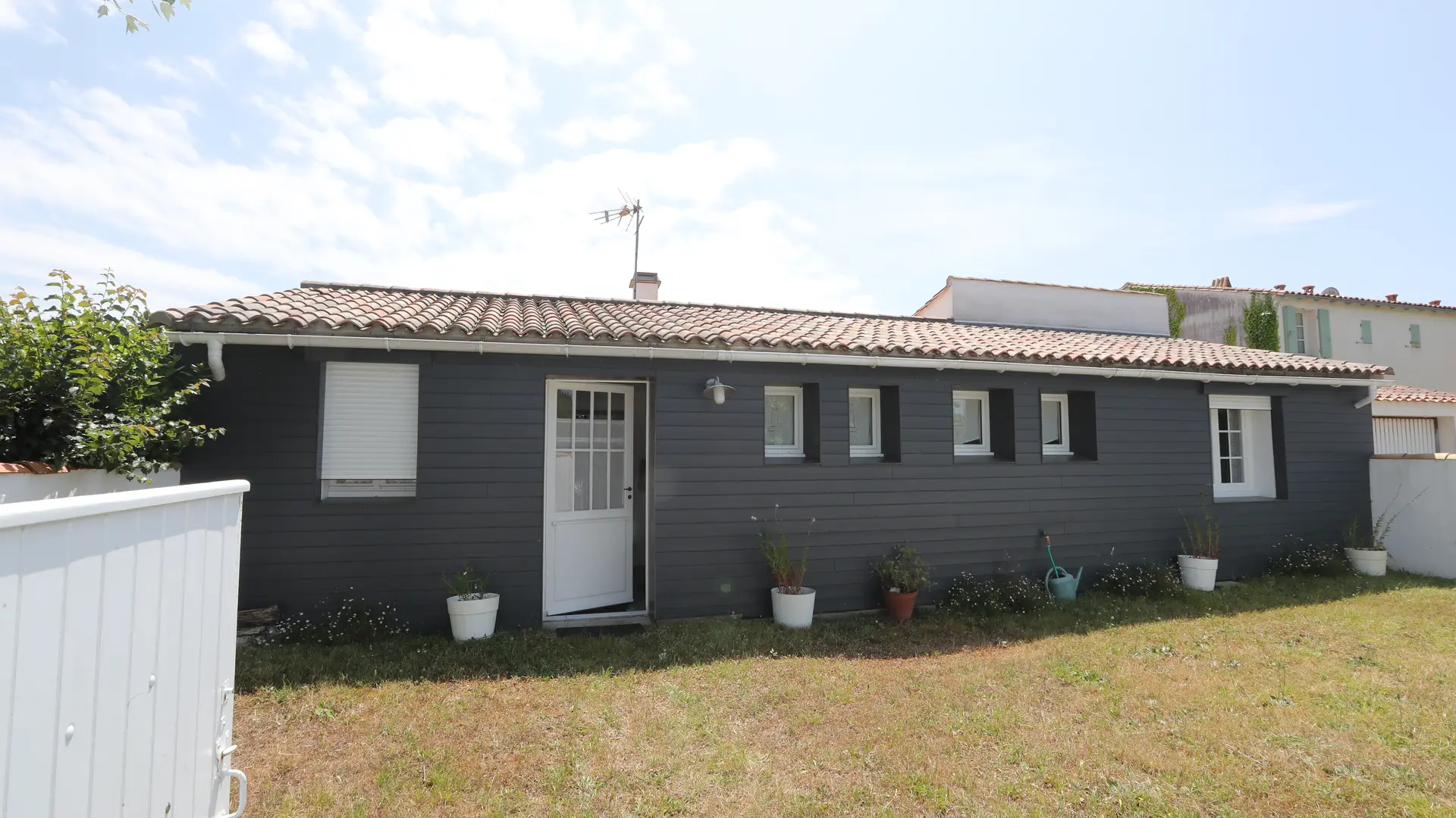 Façade extérieure & jardin