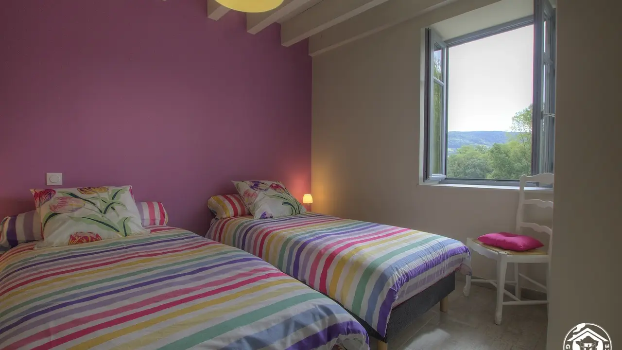 Chambre composée de deux lits en 90*200 avec vue sur la cour.