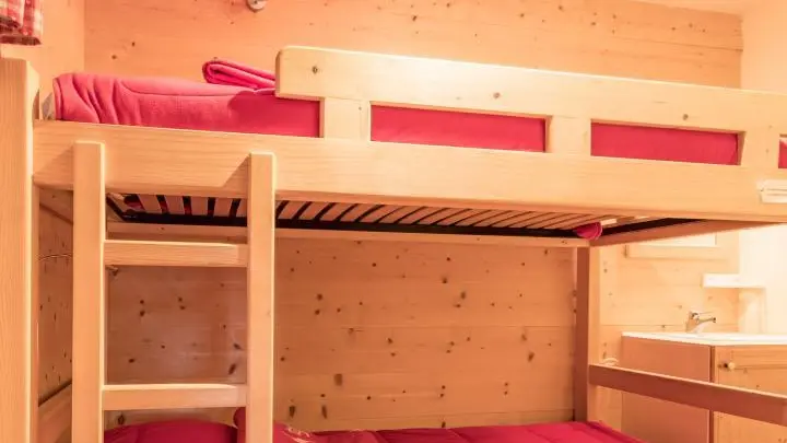 Chambre 2 avec 2 lits superposés - vasque et commode
