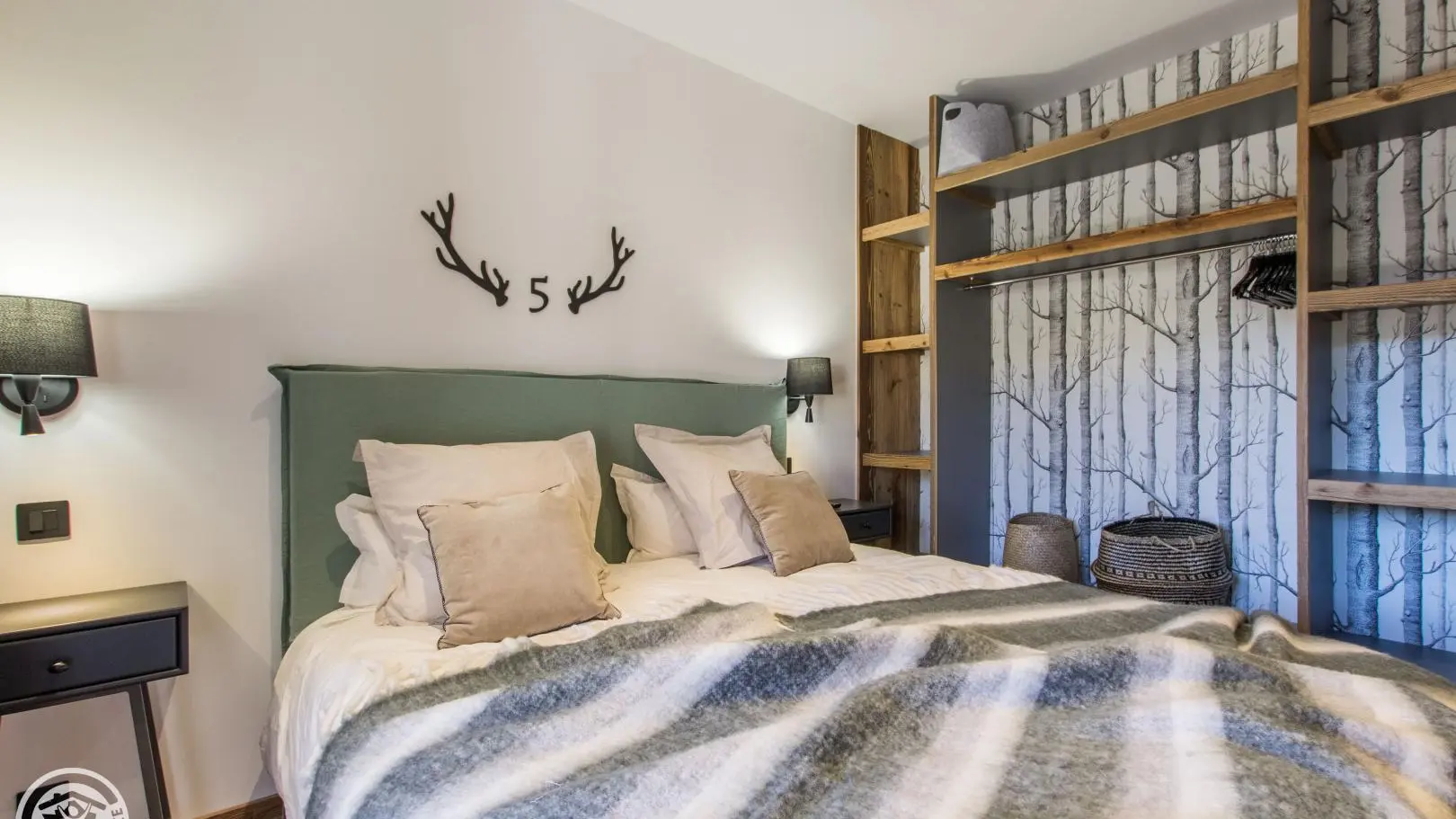 Chambre Niveau 0, avec TV et terrasse privative , salle de bain privative avec WC.