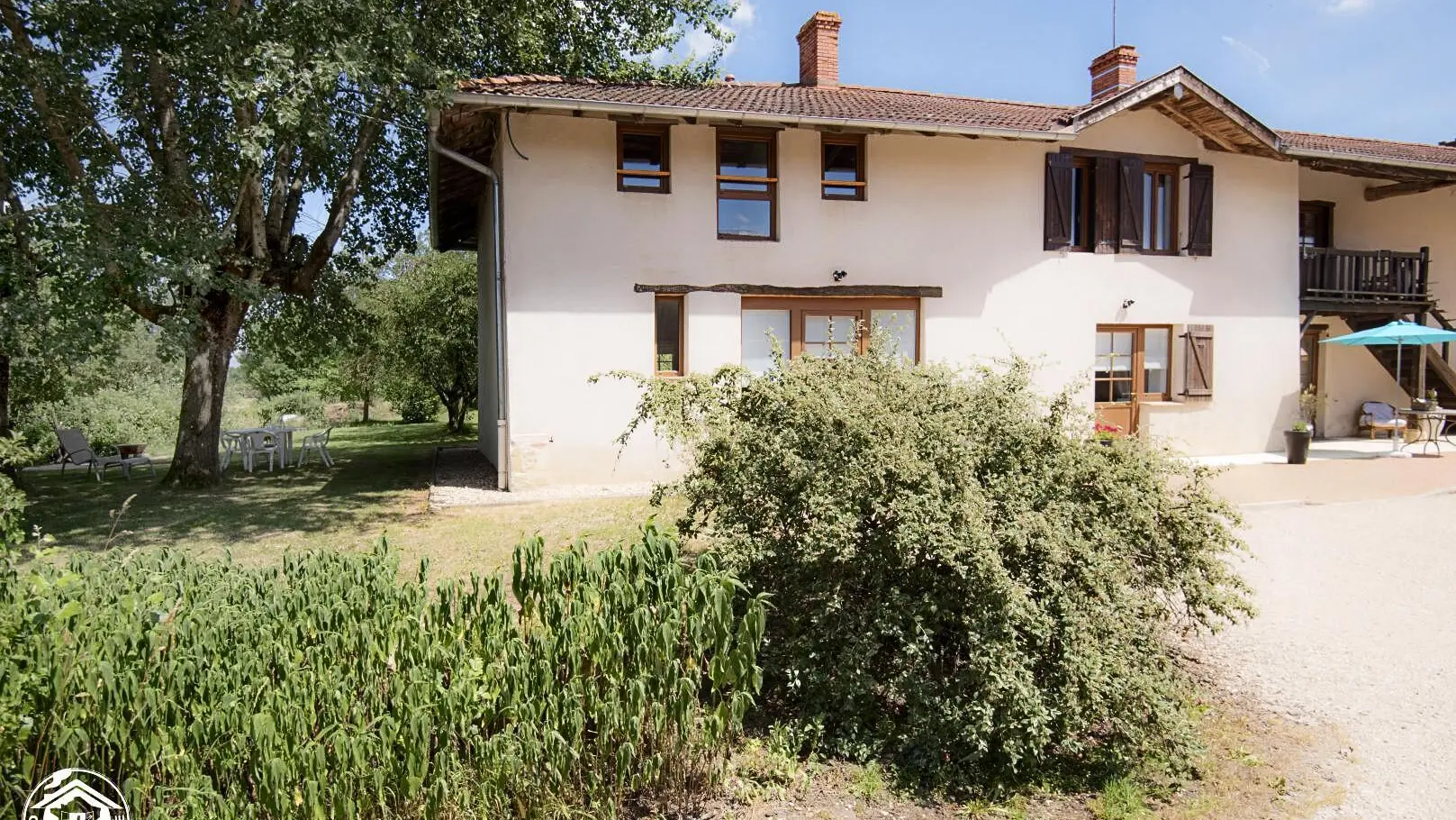 Côté gîte et son jardin.
