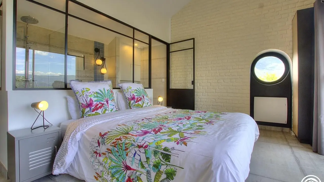 La chambre parentale avec sa salle d'eau.
cette chambre donne sur la terrasse avec une vue magnifique.