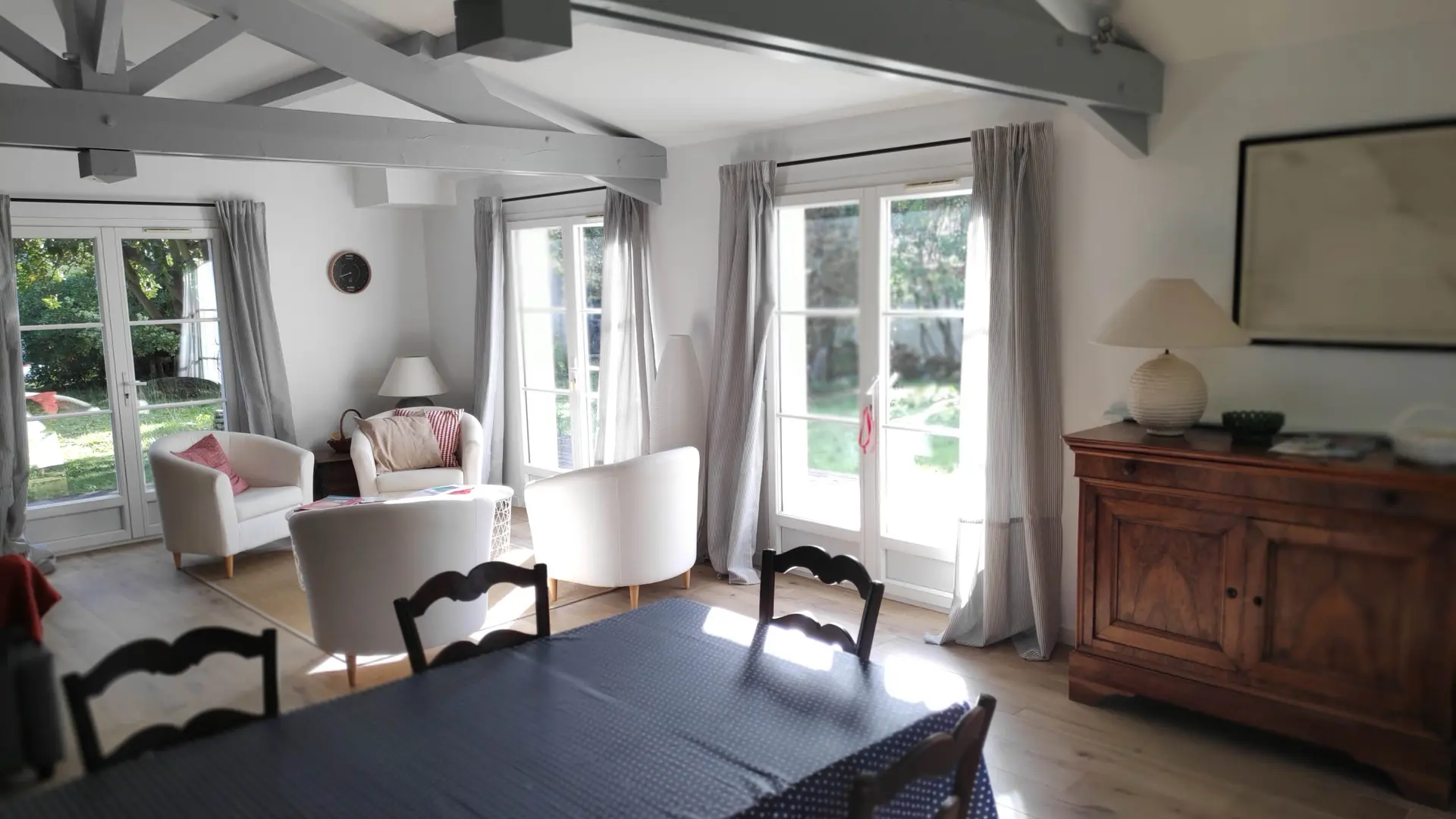 Esstisch + Wohnzimmer und Zugang zum Garten
