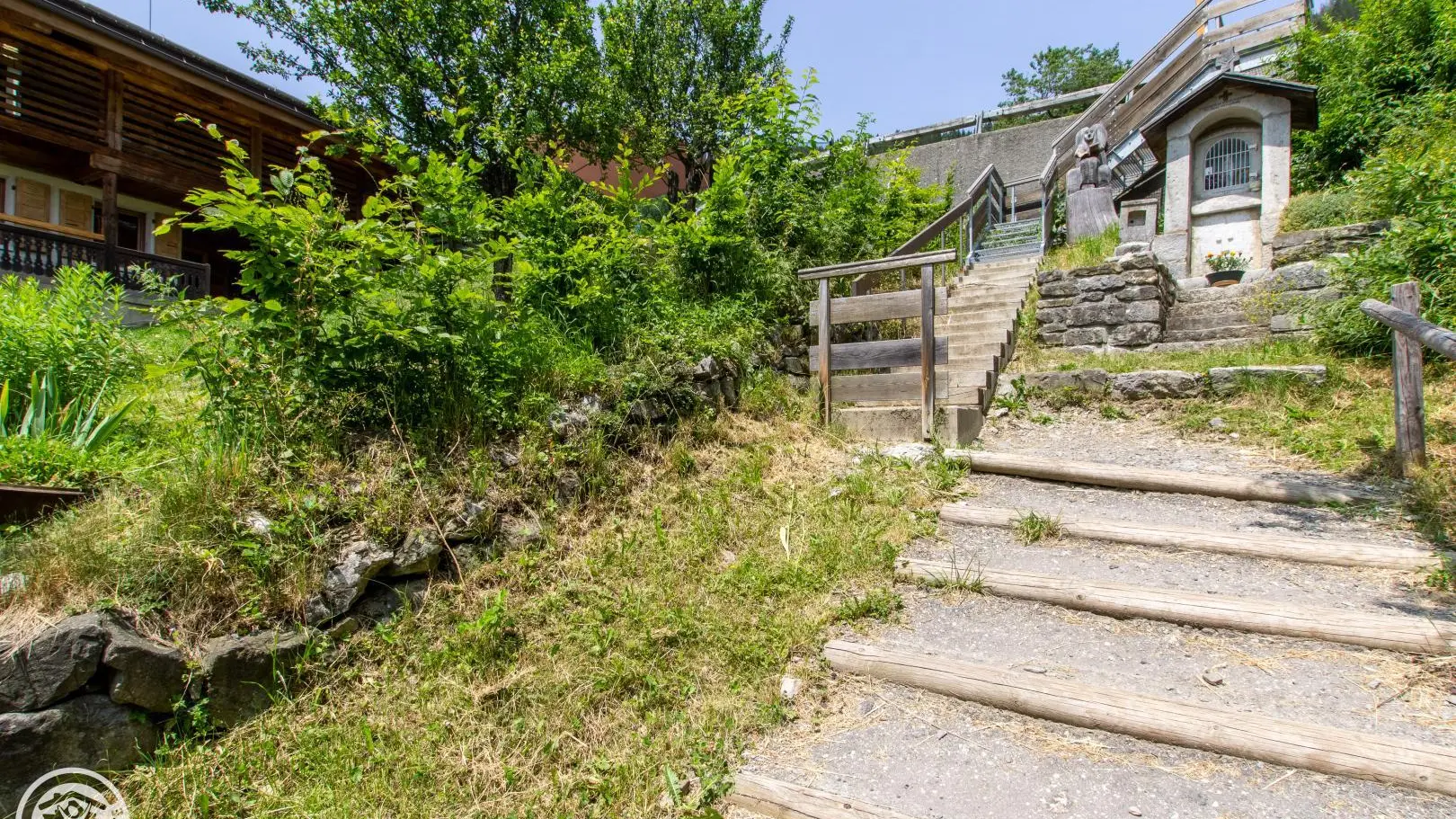 Chemin piétons permettant d?accéder au centre du village (200m) à côté du chalet