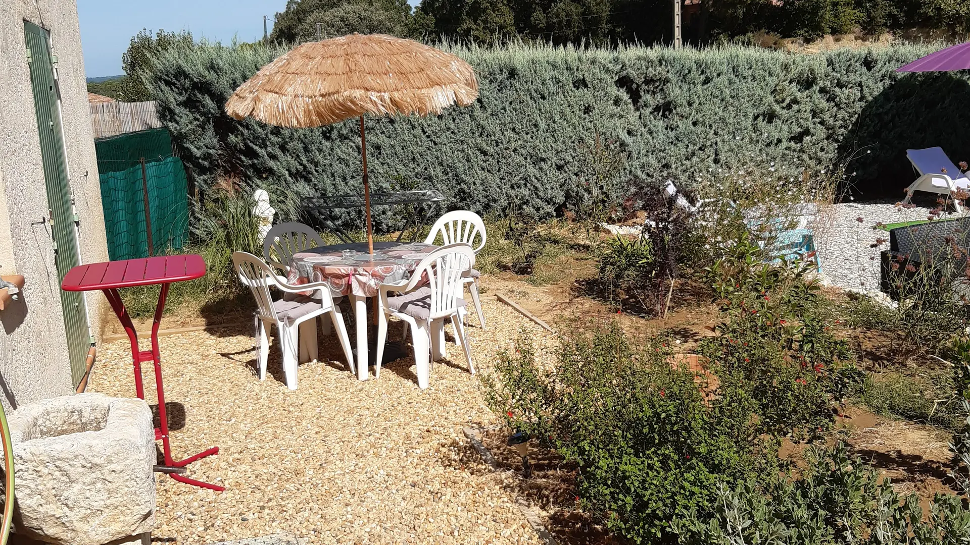 gîte avec terrasse donnant sur piscine