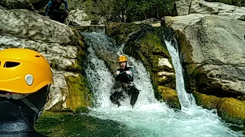 Des mouvements d'eau dans les gorges du Loup.