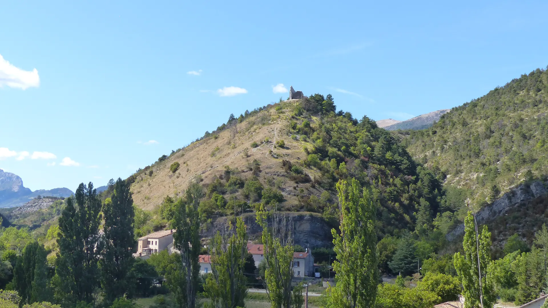 La tour pentagonale surplombe le village