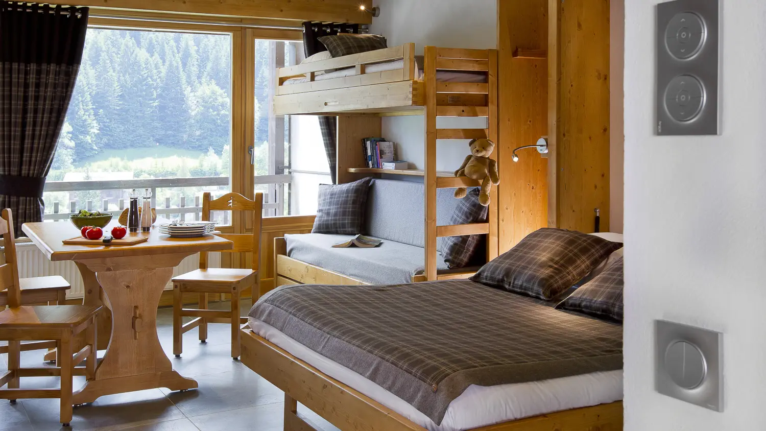Séjour avec lit double et lits superposés, salle à manger/Living room with a double bed and bunk beds, dining room-Danay n°33-Le Grand-Bornand