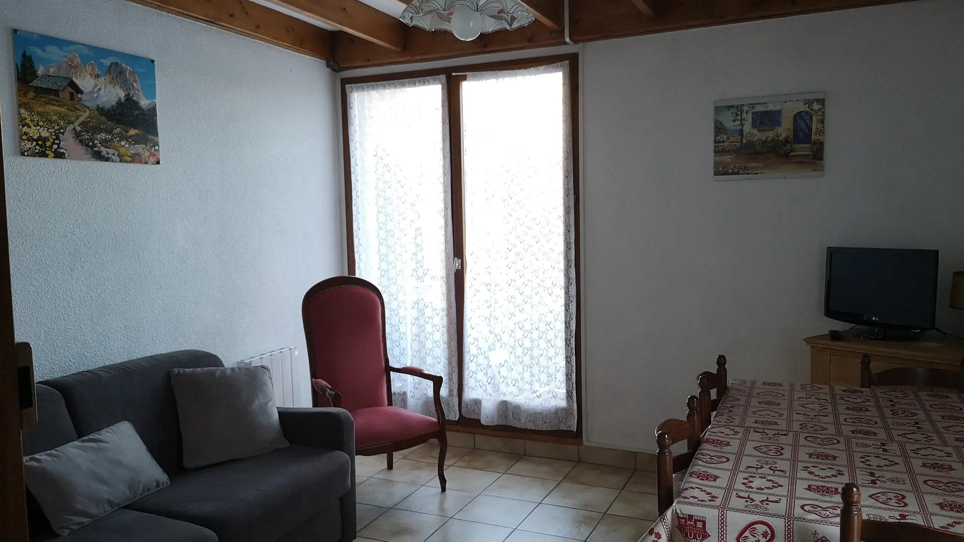 Salon, porte fenêtre côté Briançon