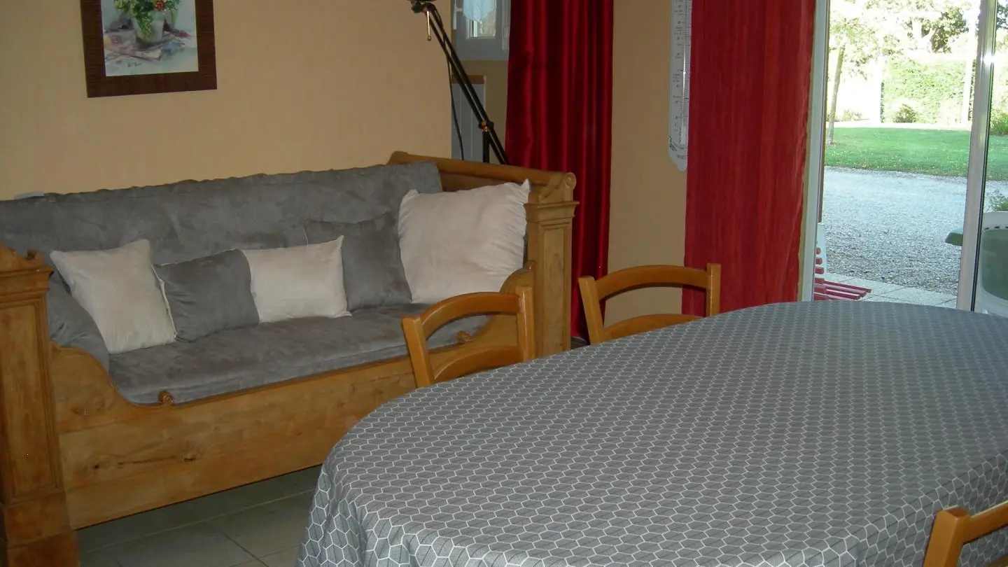 Petit salon et kitchenette en RDC