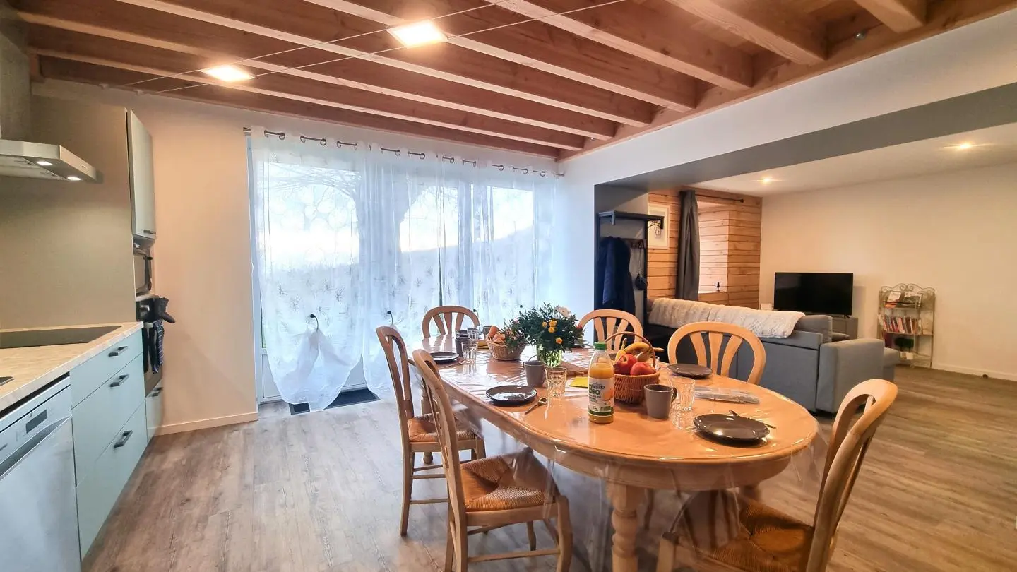 Pièce à vivre : cuisine ouverte sur salle à manger et salon