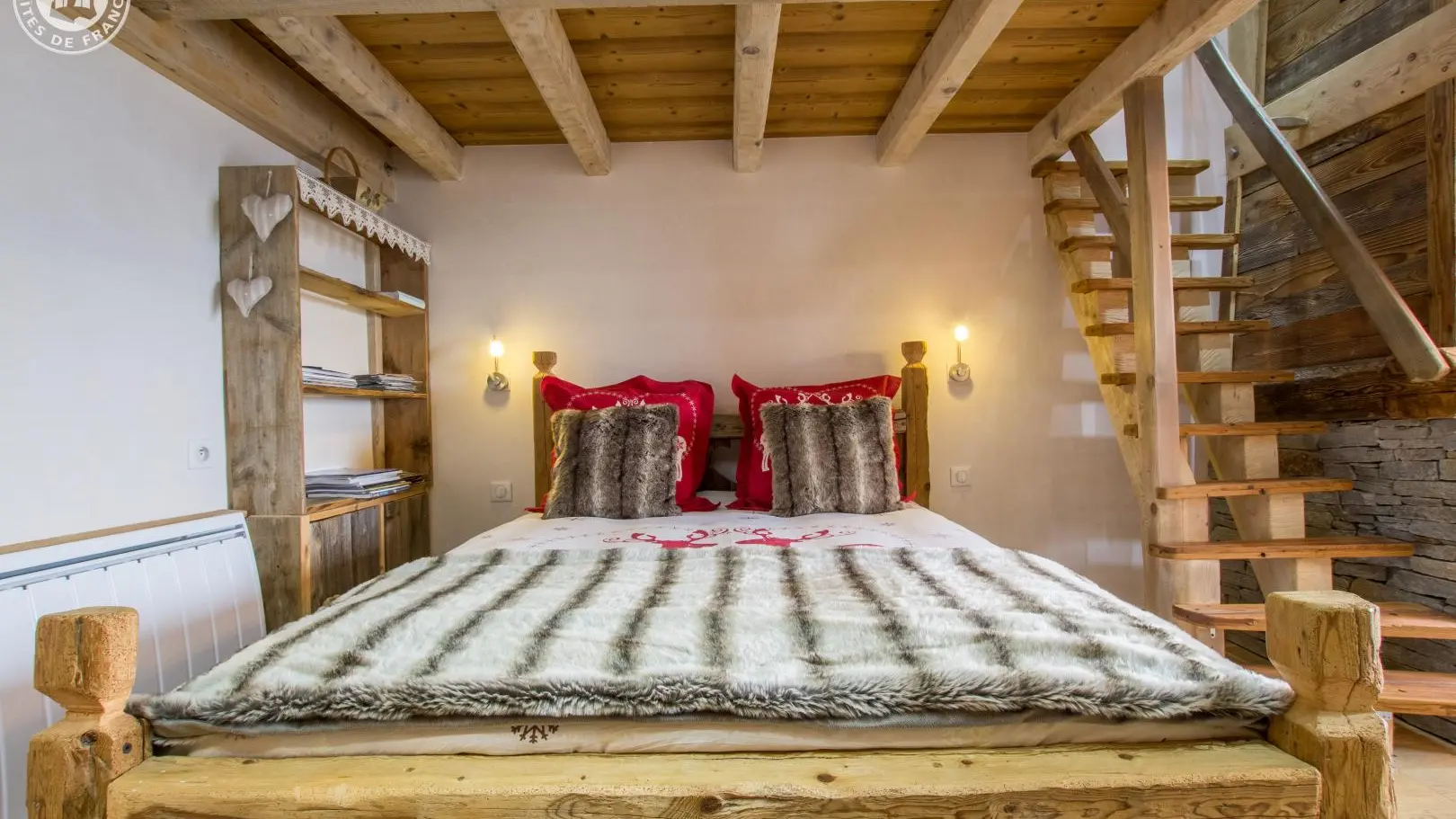 Chambre Cochette pour 4 personnes (+ lit d'appoint en mezzanine)/ 2 espaces couchage.