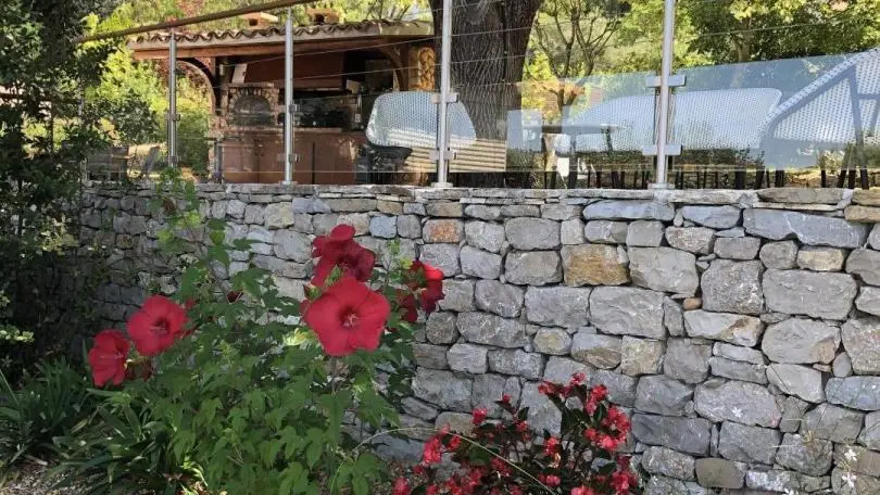 TERRASSE SOUS GRAND TILLEUL VUE DE LA PISCINE