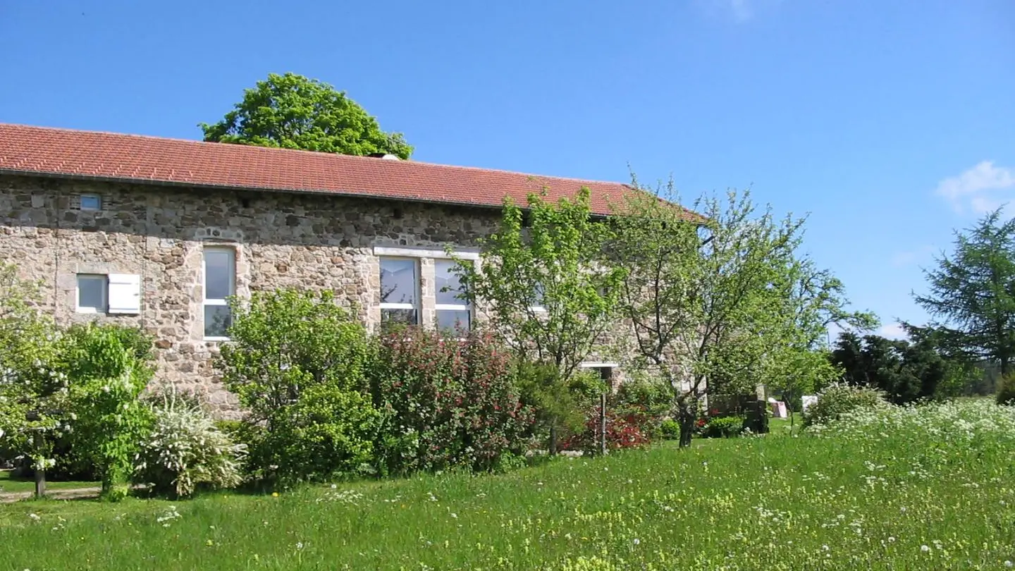 Gite situé en plaine nature dans une ancienne ferme typique du PILAT et entièrement rénovée.