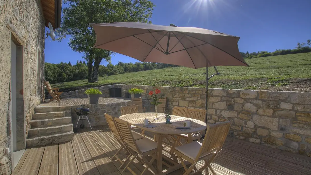 La terrasse (100m²) exposée plein sud, pour profiter du calme des lieux.