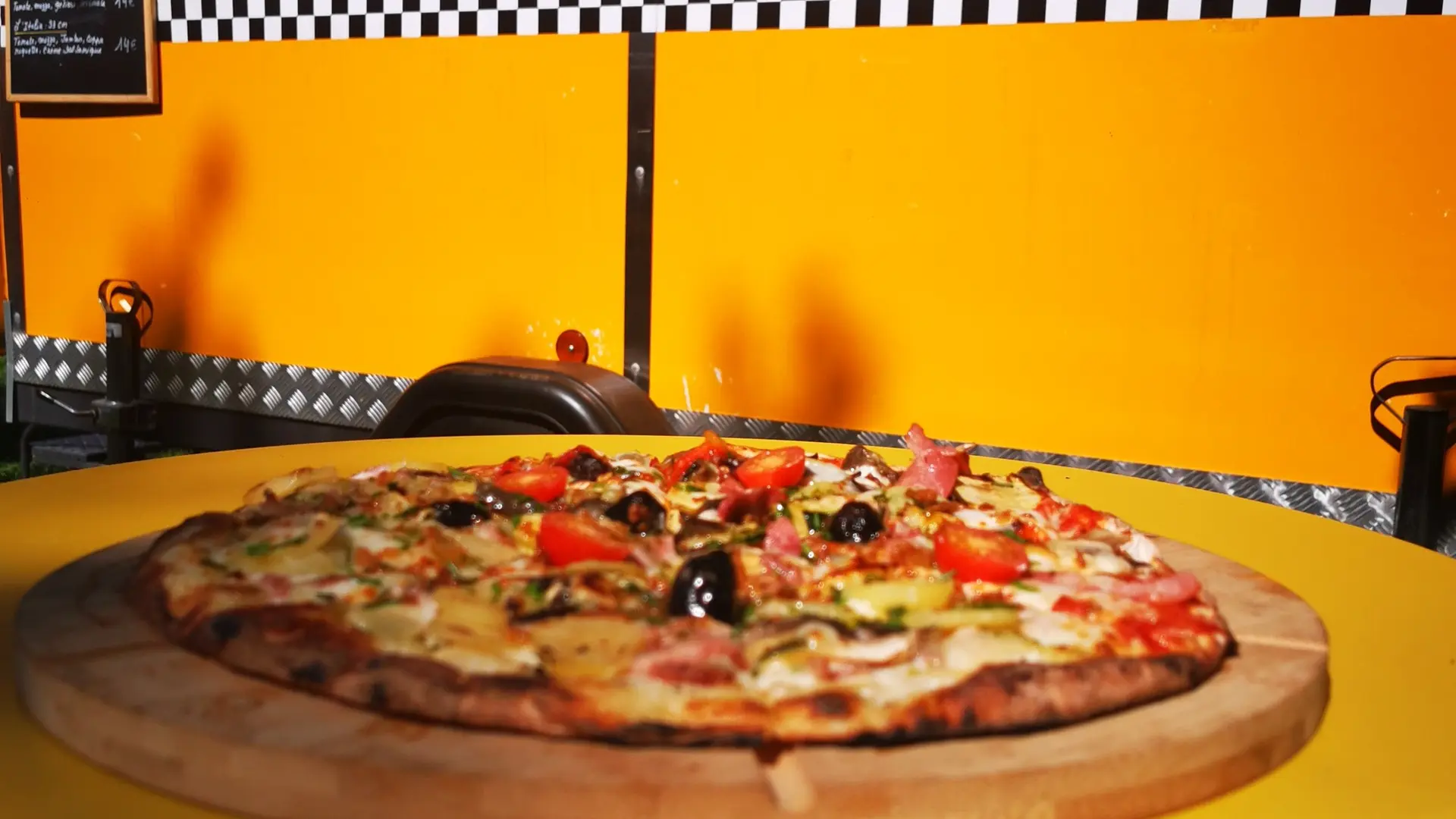 Open-air pizza tasting