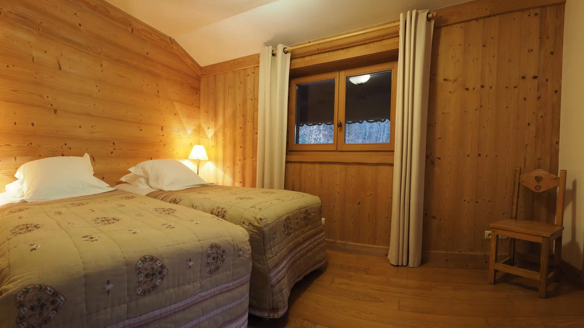Chambre lits jumeaux (90X200) avec placards niveau 1