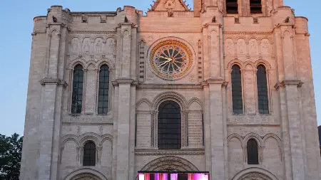 Ecran géant sur le parvis de la basilique cathédrale de Saint-Denis