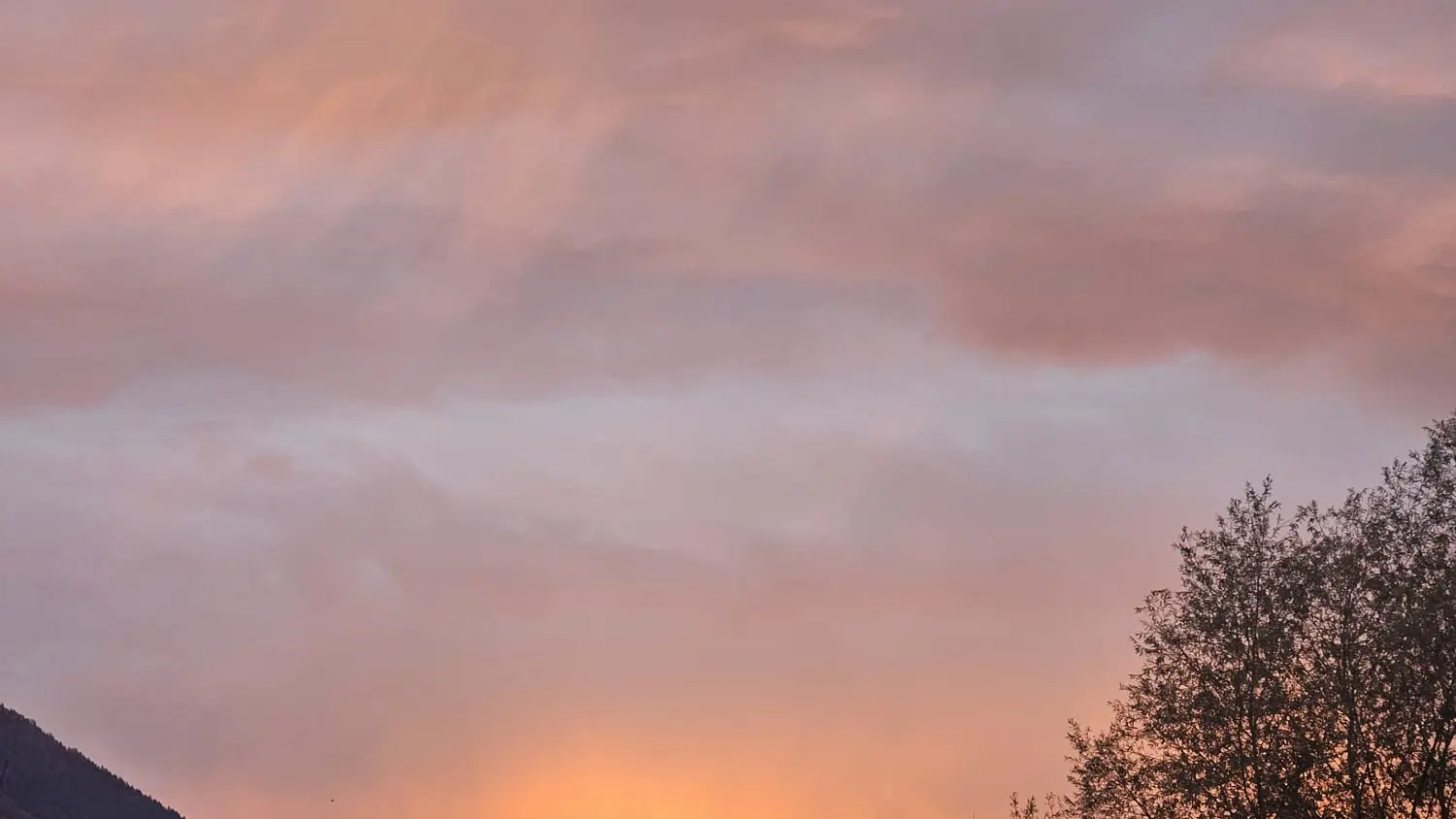 lever de soleil derrière montagne