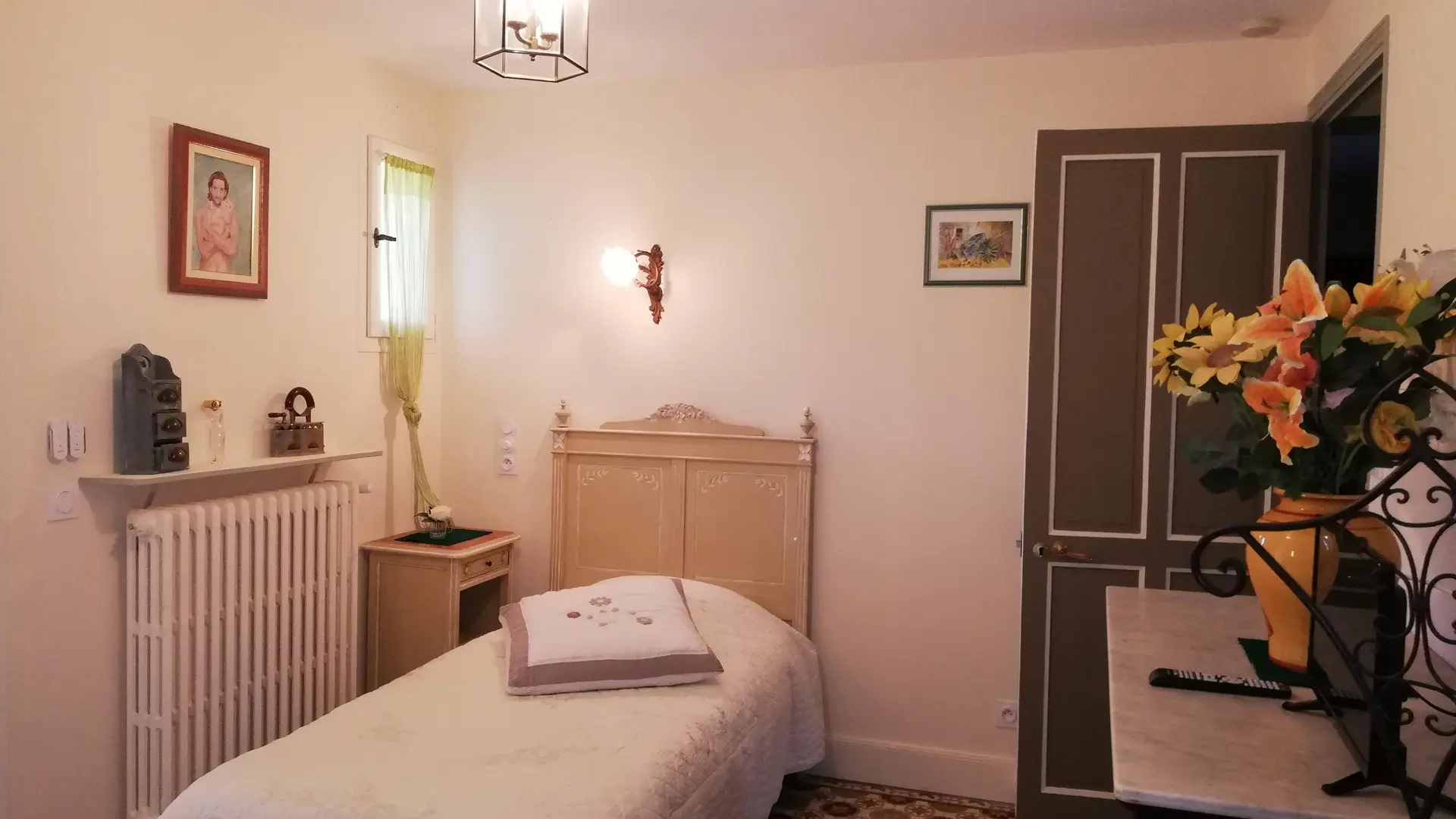 Une chambre lumineuse et fonctionnelle, décorée avec douceur dans un esprit authentique.