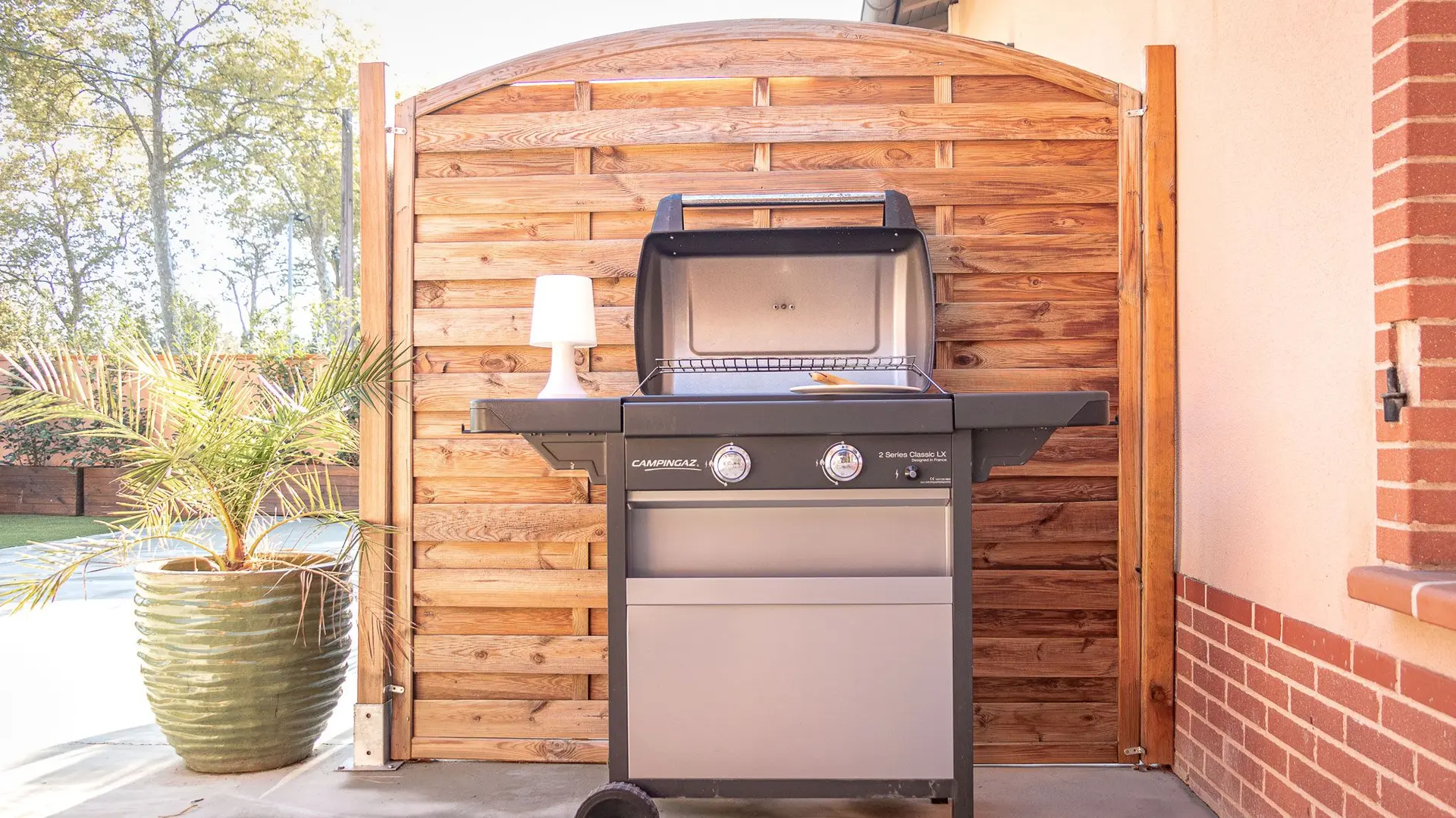un barbecue et plancha sont à votre disposition