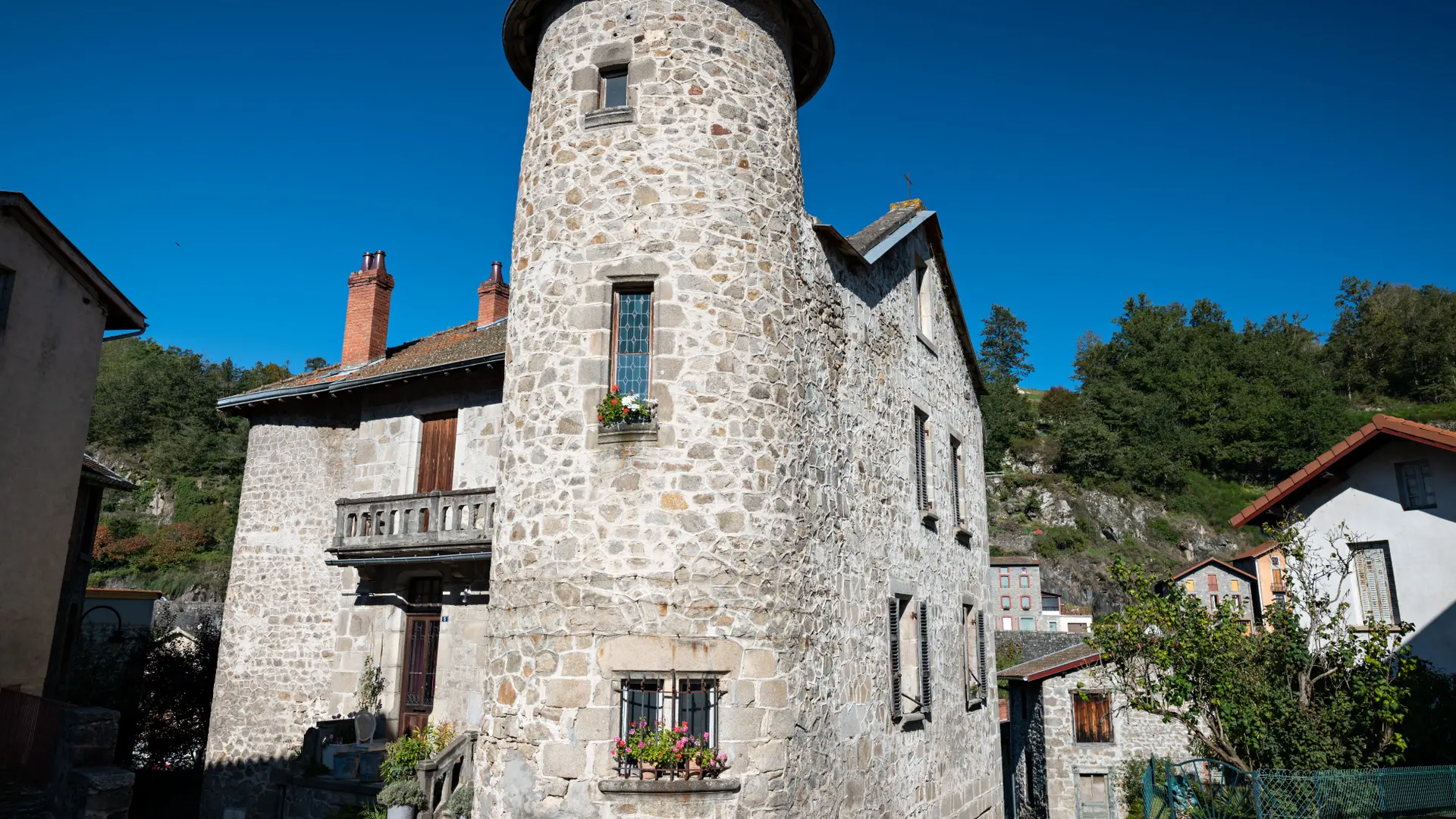 On peut voir une belle maison flanquée d'une tour ronde avec de beaux éléments d'architecture