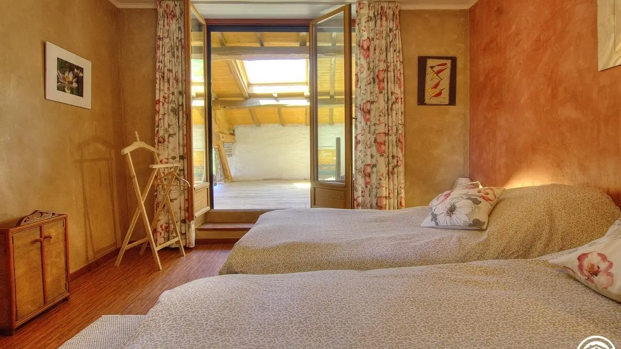 Chambre 2 lits simples avec salle de bain attenante