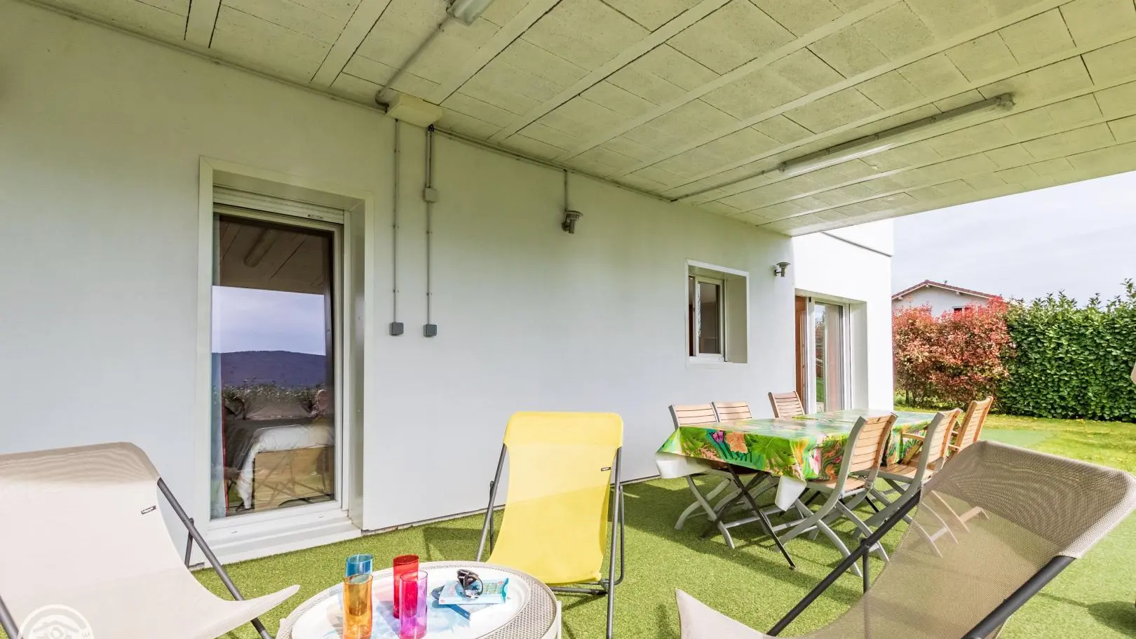 Terrasse couverte aménagée.