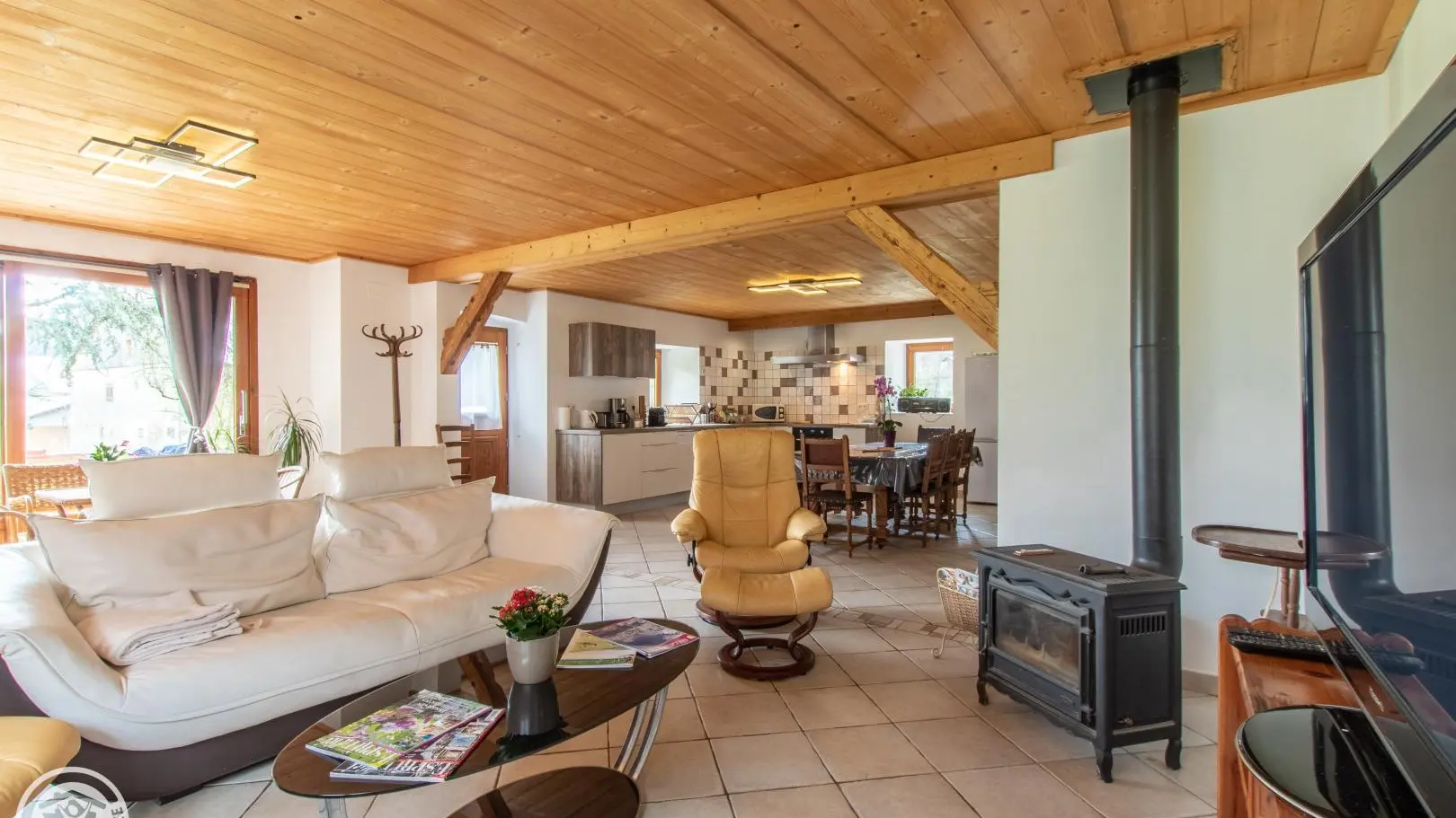 Salon 
attention : le poële ne sert qu'en cas de panne de chauffage (la pompe à chaleur permet un chauffage au sol performant).