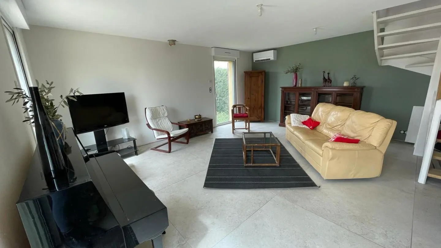 séjour avec l'ancien canapé