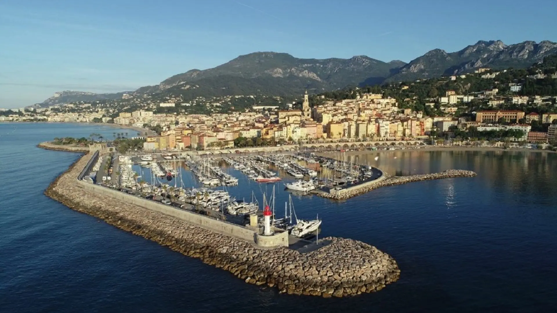 Vue générale aérienne du vieux port de Menton