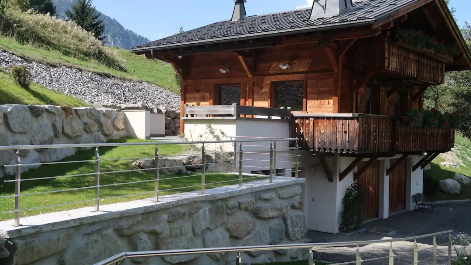 Coté du chalet avec sa terrasse et jardin
