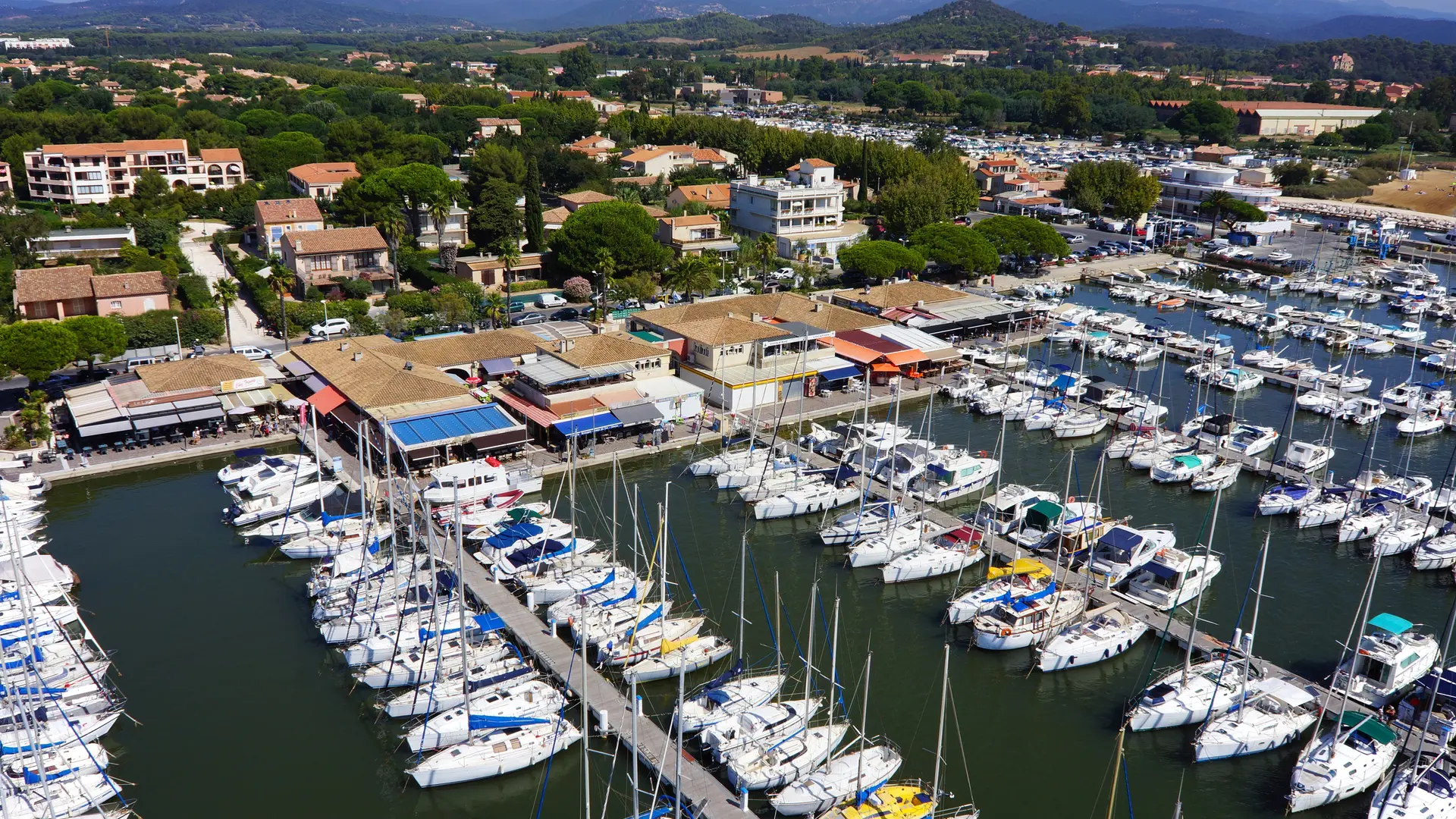 Vue générale du port Miramar à La Londe