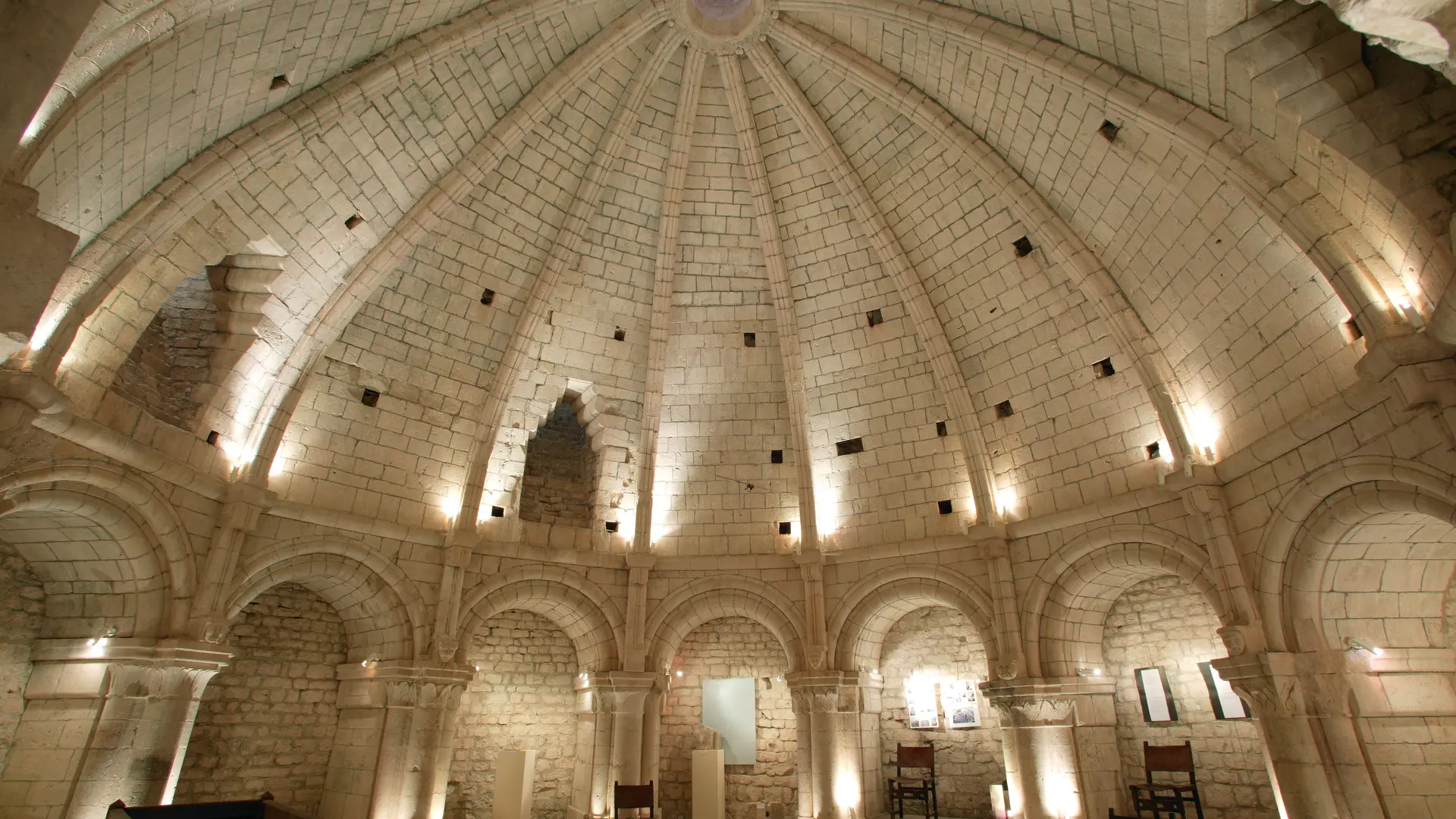 Salle du XIIe siècle couverte d'une rotonde, visible au premier étage du donjon