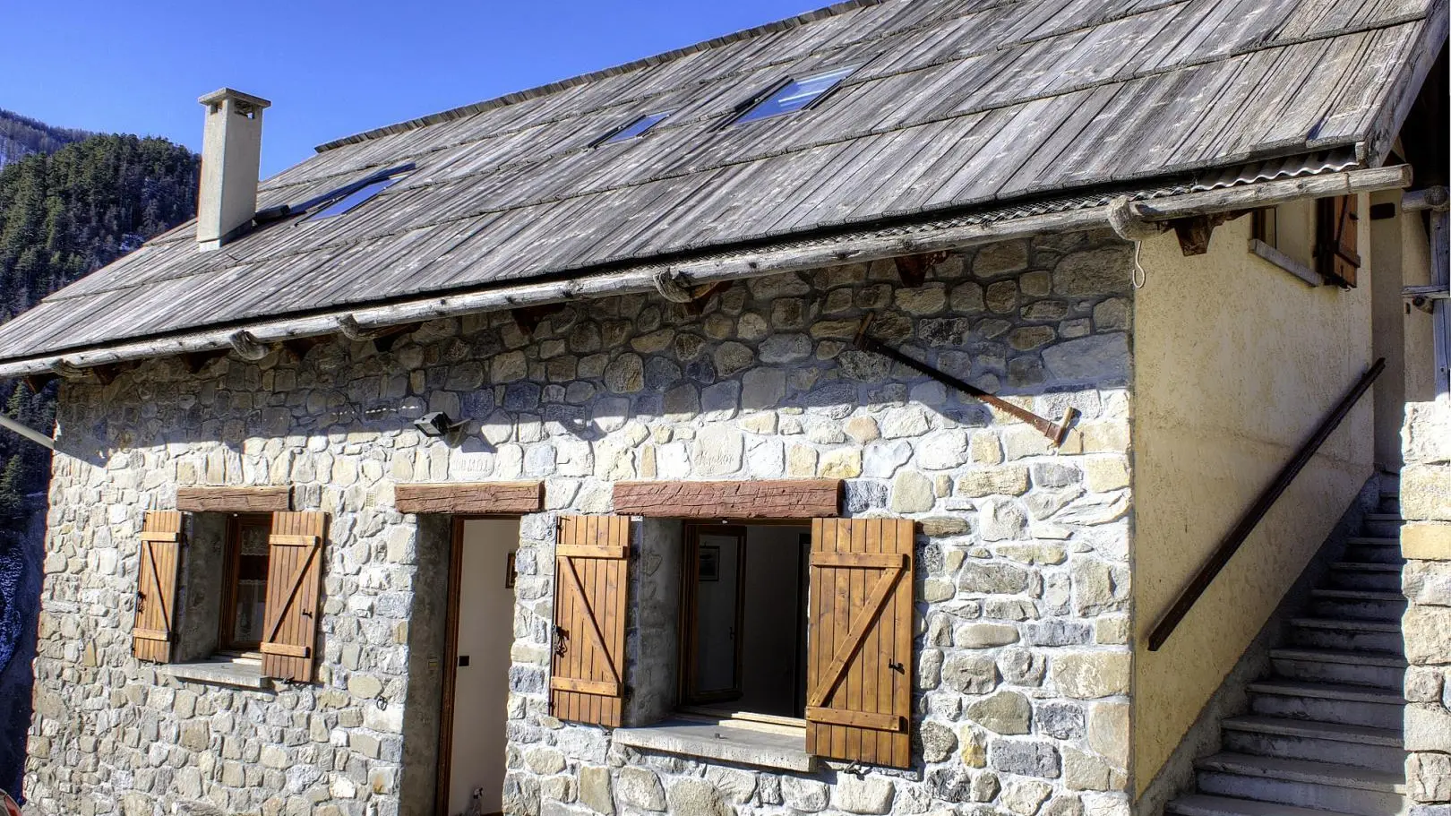 Gîte L'Oustal n°2-Entrée du gîte-Auron-Gîtes de France Alpes-Maritimes