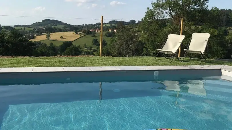 Piscine commune au gîte de Chloé et gîte de Noailly