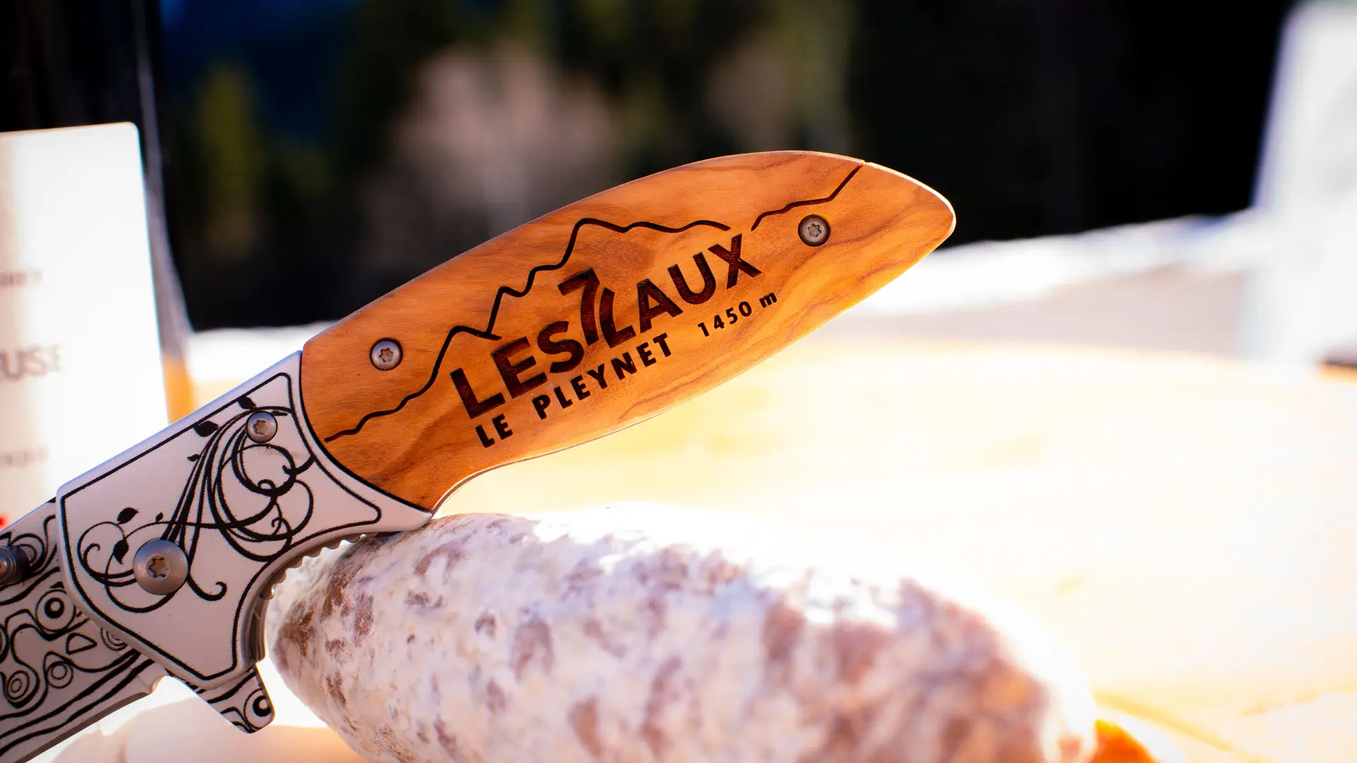 saucisson et couteau 7 Laux supérette Le Sherpa du Pleynet