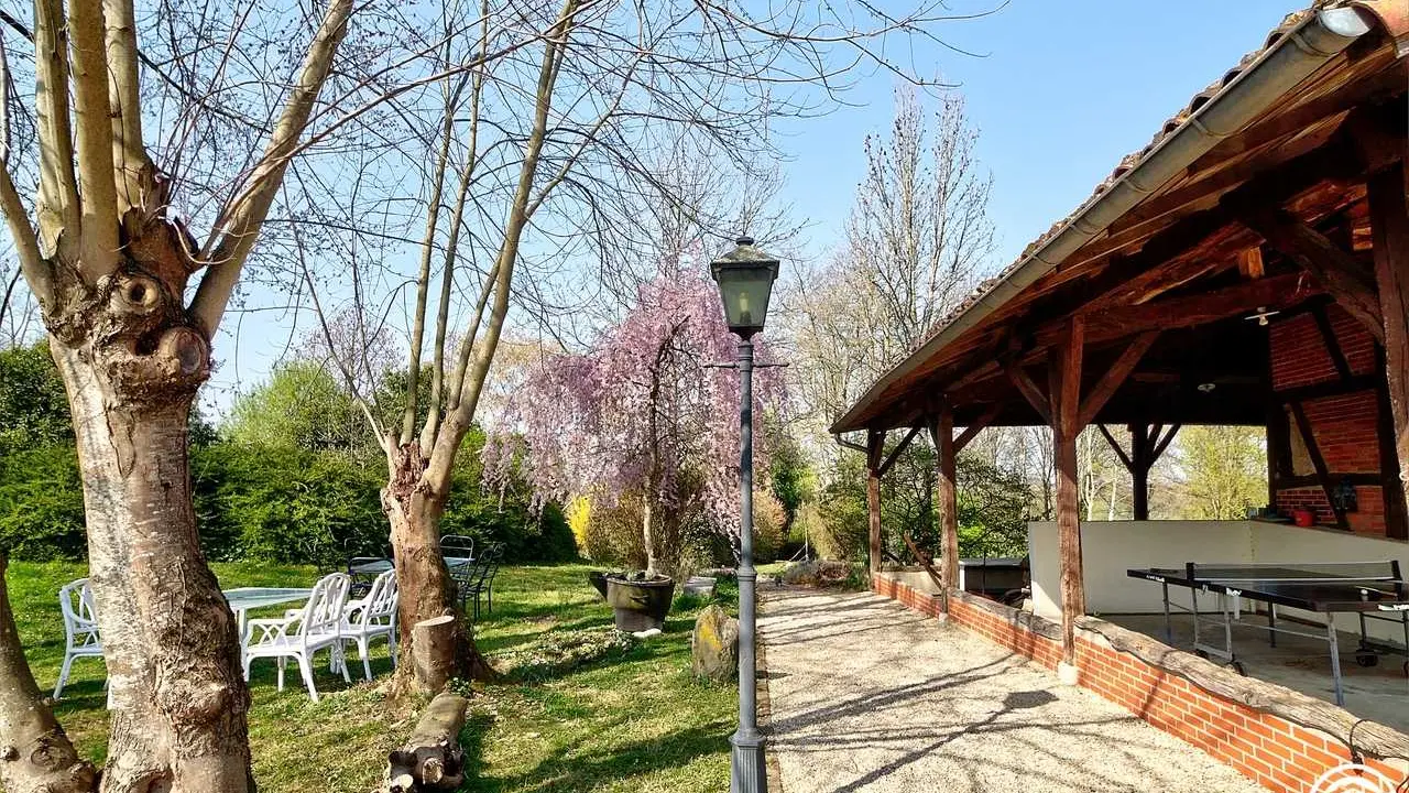 Espace extérieur avec salon de jardin