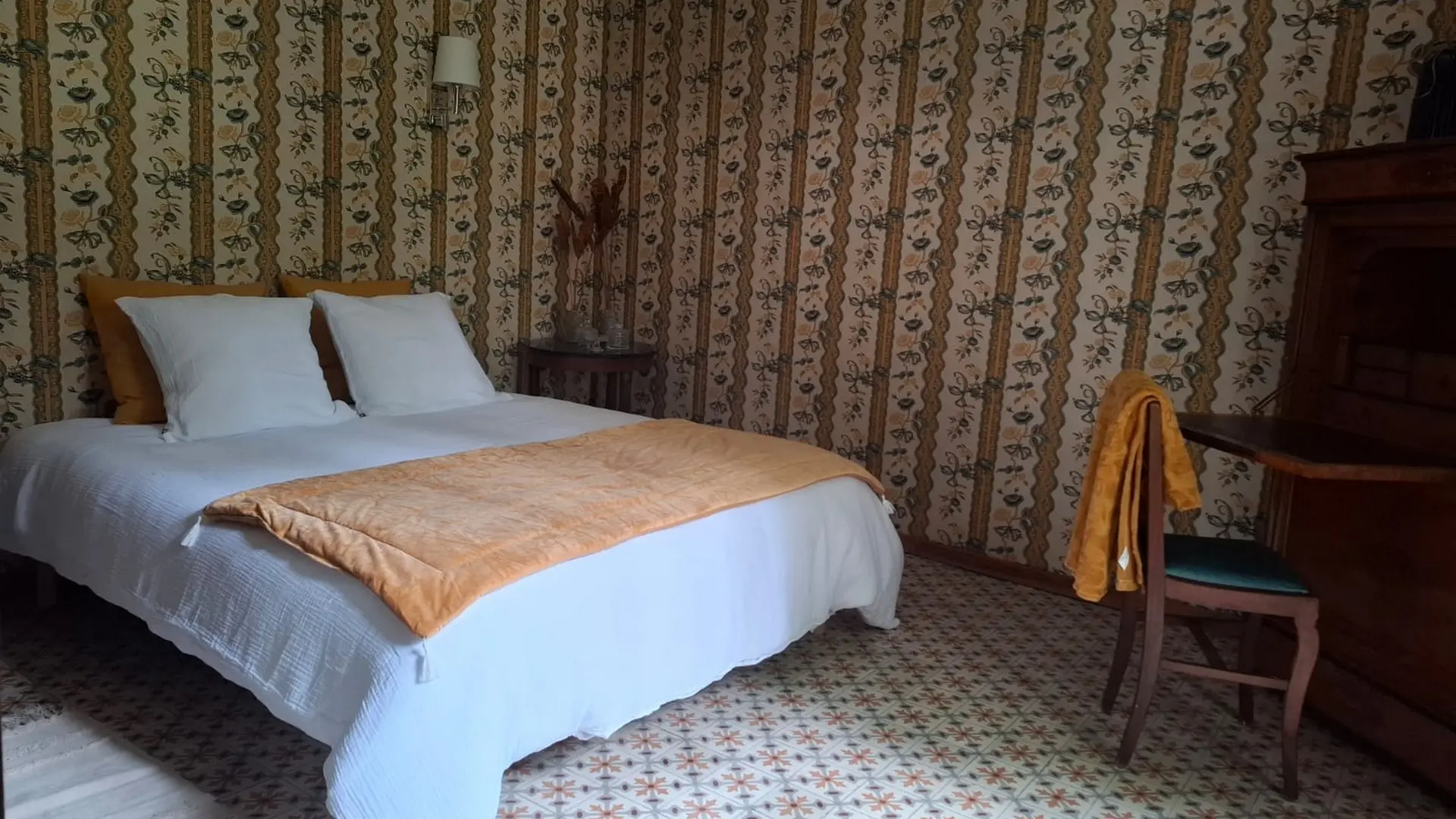 Les Sentiers de l'Abondance - Gîte Bucolique in Eygalières Bedroom 1