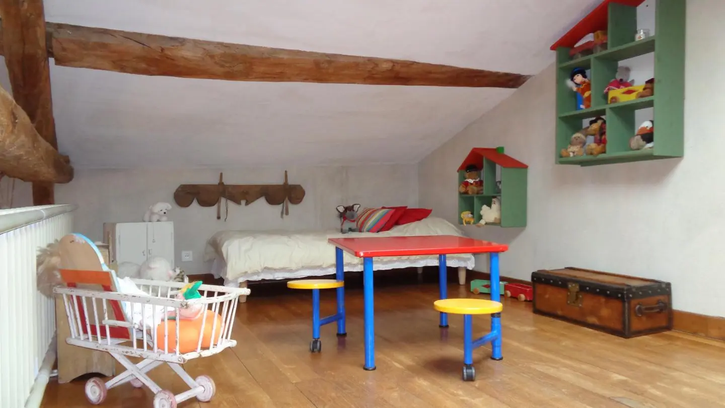 Mezzanine avec jeux pour enfants (lit d'appoint 80cm). Par cette mezzanine, on accède à la 3ème chambre mansardée.
